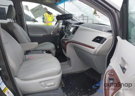 2014 Toyota Sienna Xle 7 Passenger z USA, uszkodzony, nr VIN 5TDDK3DC2ES083680